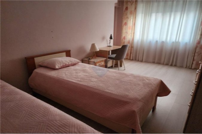 Tirane, jepet me qera apartament 2+1+Ballkon Kati 2, 100 m² 700 € (prane Vizionit Plus)