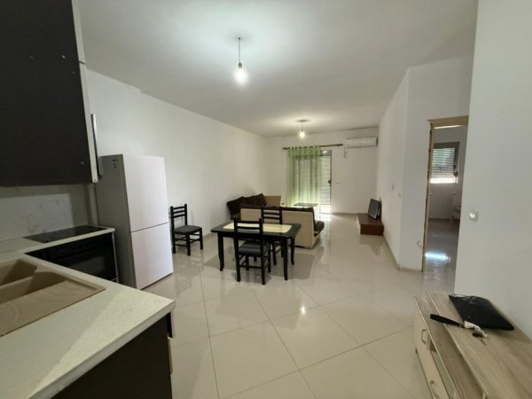 Fier, jepet me qera apartament 2+1+Ballkon Kati 9, 106 m² 200 € (Kryqezimi semanit)