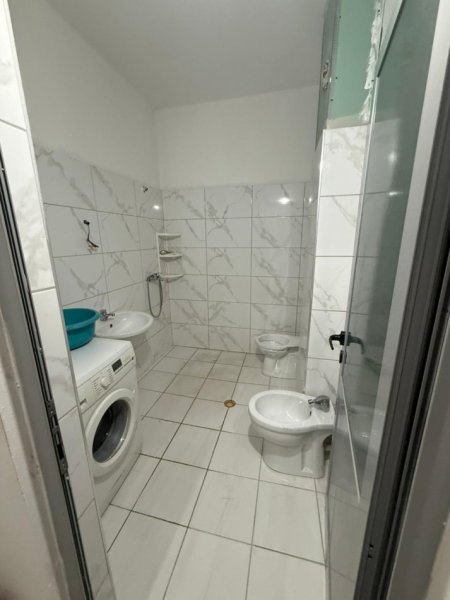 Fier, jepet me qera apartament 2+1+Ballkon Kati 9, 106 m² 200 € (Kryqezimi semanit)