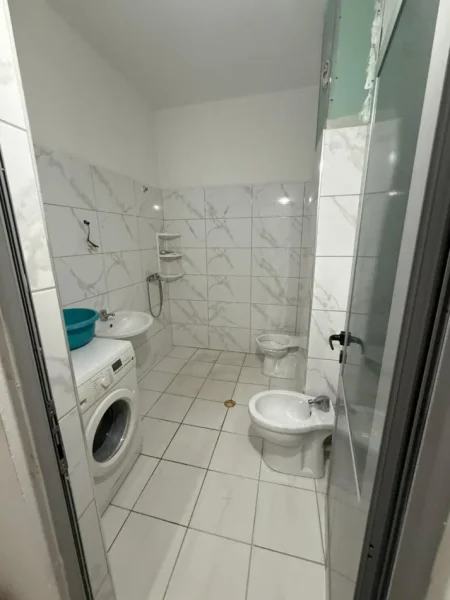 Fier, jepet me qera apartament 2+1+Ballkon Kati 9, 106 m² 200 € (Kryqezimi semanit)