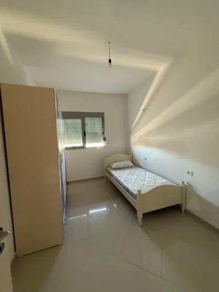 Fier, jepet me qera apartament 2+1+Ballkon Kati 9, 106 m² 200 € (Kryqezimi semanit)