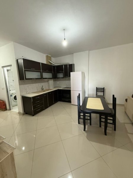 Fier, jepet me qera apartament 2+1+Ballkon Kati 9, 106 m² 200 € (Kryqezimi semanit)