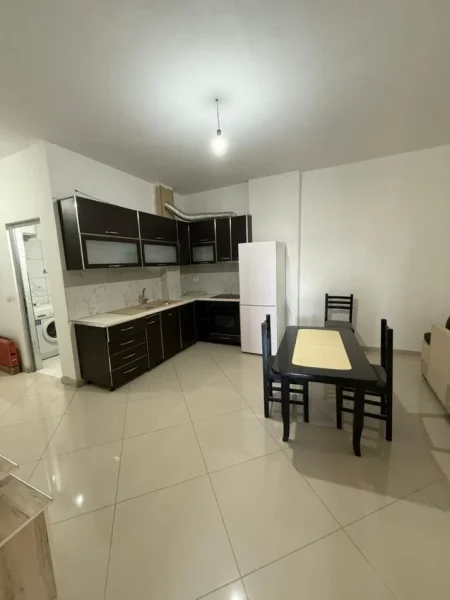 Fier, jepet me qera apartament 2+1+Ballkon Kati 9, 106 m² 200 € (Kryqezimi semanit)