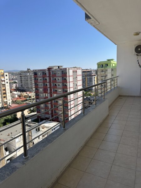 Fier, jepet me qera apartament 2+1+Ballkon Kati 9, 106 m² 200 € (Kryqezimi semanit)