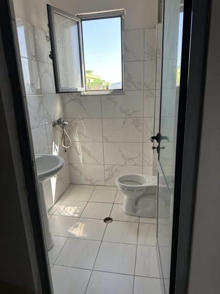 Fier, jepet me qera apartament 2+1+Ballkon Kati 9, 106 m² 200 € (Kryqezimi semanit)