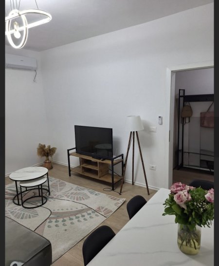 Tirane, jepet me qera apartament 1+1 Kati 1, 60 m² 500 € 