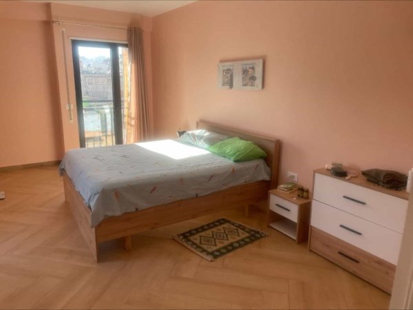 Tirane, jepet me qera apartament 1+1 Kati 5, 75 m² 600 € (petro nini luarasi)
