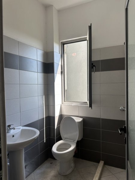 Fier, jepet me qera apartament 2+1+Ballkon Kati 2, 200 € (Kryqezimi semanit, lagja Apollonia)
