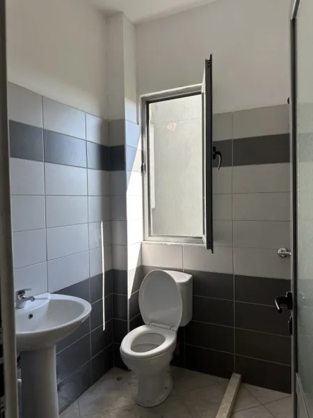 Fier, jepet me qera apartament 2+1+Ballkon Kati 2, 200 € (Kryqezimi semanit, lagja Apollonia)