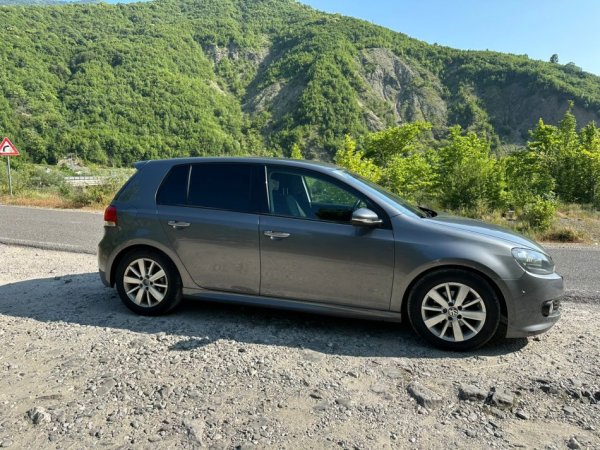 Tirane, shitet makine Golf 6 Nafte viti 2013, gri e erret Kondicioner 200.000 km 7.800 €