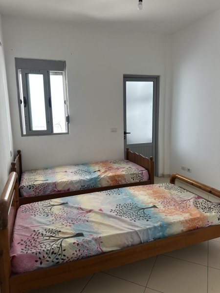 Fier, jepet me qera apartament 2+1+Ballkon Kati 2, 200 € (Kryqezimi semanit, lagja Apollonia)