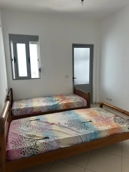 Fier, jepet me qera apartament 2+1+Ballkon Kati 2, 200 € (Kryqezimi semanit, lagja Apollonia)
