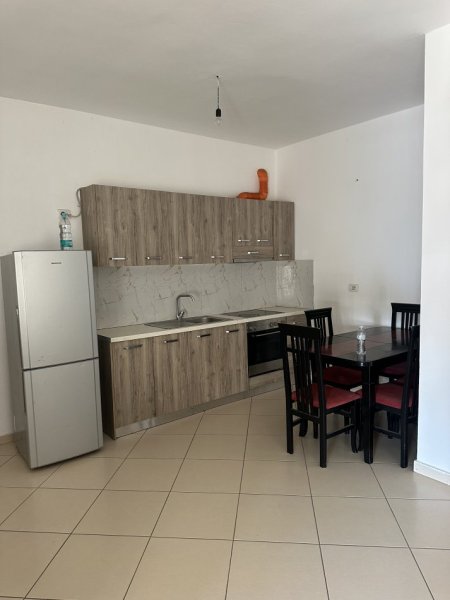 Fier, jepet me qera apartament 2+1+Ballkon Kati 2, 200 € (Kryqezimi semanit, lagja Apollonia)