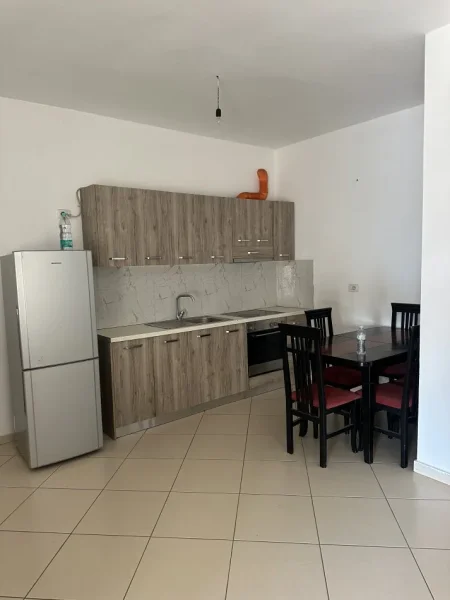 Fier, jepet me qera apartament 2+1+Ballkon Kati 2, 200 € (Kryqezimi semanit, lagja Apollonia)