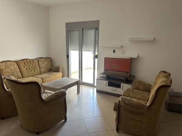 Fier, jepet me qera apartament 2+1+Ballkon Kati 2, 200 € (Kryqezimi semanit, lagja Apollonia)