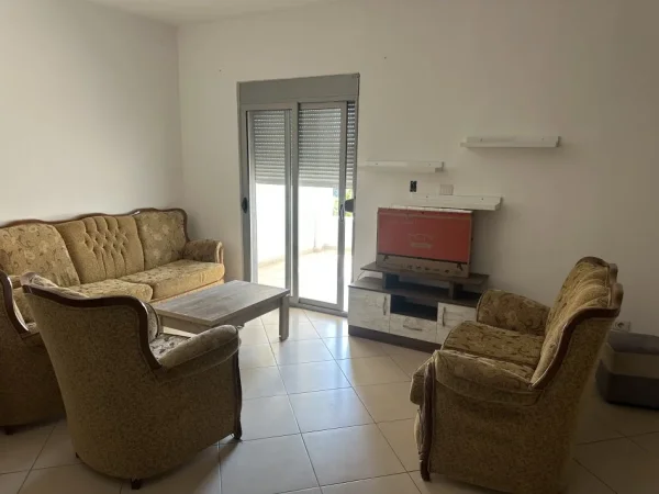 Fier, jepet me qera apartament 2+1+Ballkon Kati 2, 200 € (Kryqezimi semanit, lagja Apollonia)