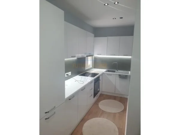 Tirane, jepet me qera apartament 2+1 Kati 2, 85 m² 725 € (Ish Parku Autobuzave)