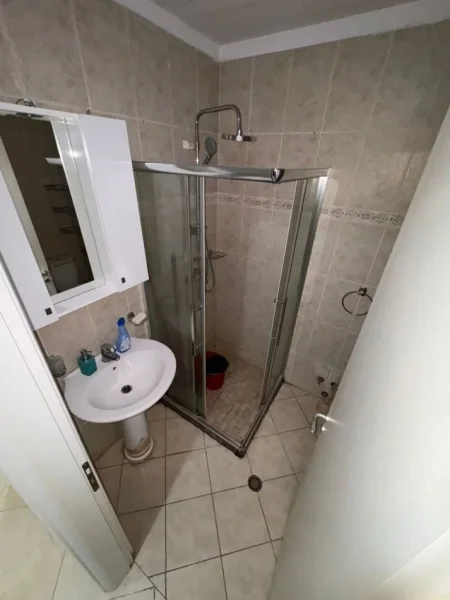Tirane, jepet me qera apartament 1+1 Kati 2, 350 € 
