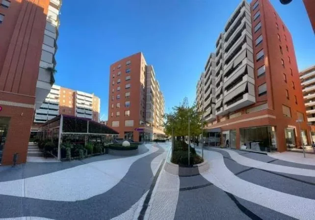 Tirane, jepet me qera lokal , 90 m² 2.000 € 