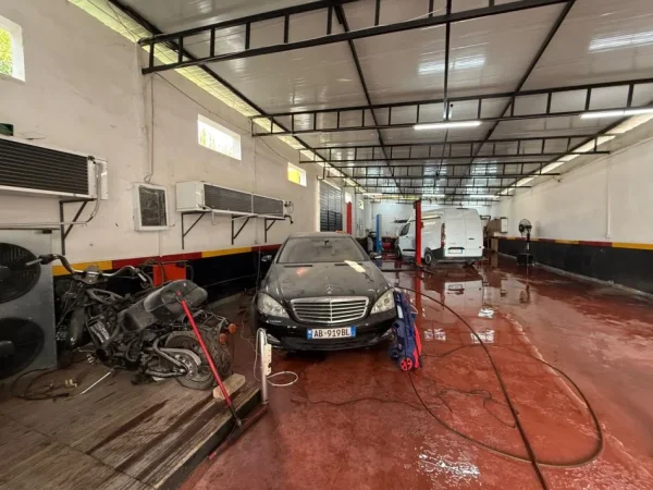 Tirane, jepet me qera magazine Kati 0, 300 m² 1.000 € (ALI DEMI)