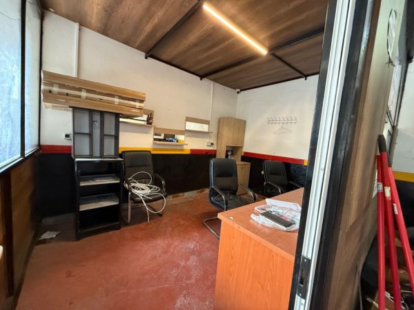 Tirane, jepet me qera magazine Kati 0, 300 m² 1.000 € (ALI DEMI)