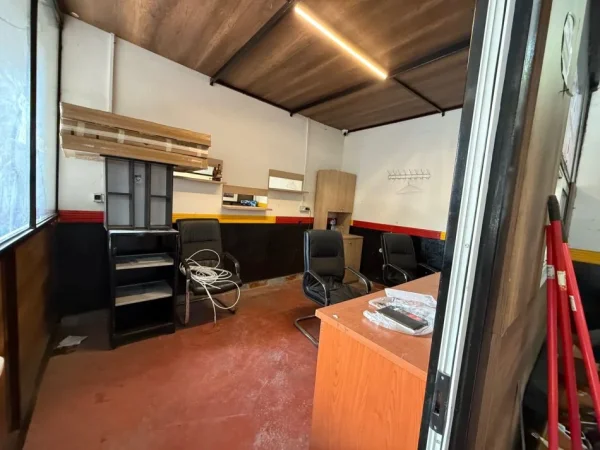 Tirane, jepet me qera magazine Kati 0, 300 m² 1.000 € (ALI DEMI)