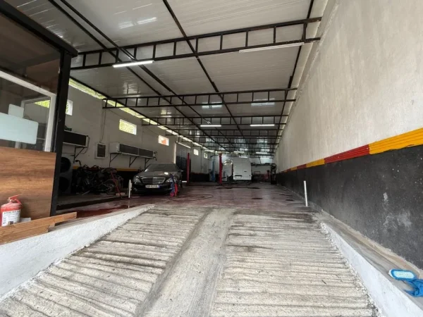 Tirane, jepet me qera magazine Kati 0, 300 m² 1.000 € (ALI DEMI)