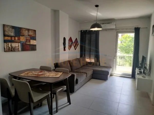 Tirane, jepet me qera apartament 1+1 Kati 1, 70 m² 550 € (Kompleksi Kontakt)