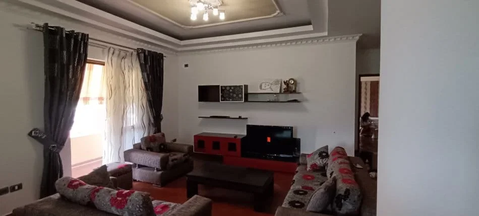 Tirane, jepet me qera Vile 3+1 Kati 2, 176 m² 600 € (ali demi)