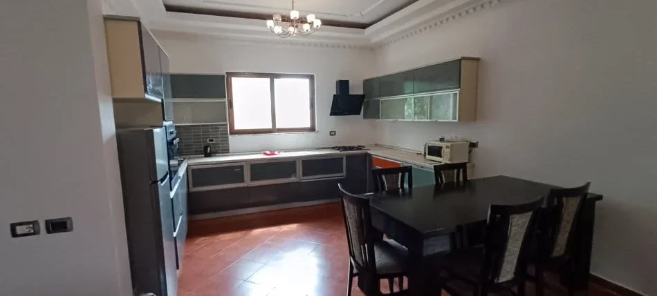 Tirane, jepet me qera Vile 3+1 Kati 2, 176 m² 600 € (ali demi)