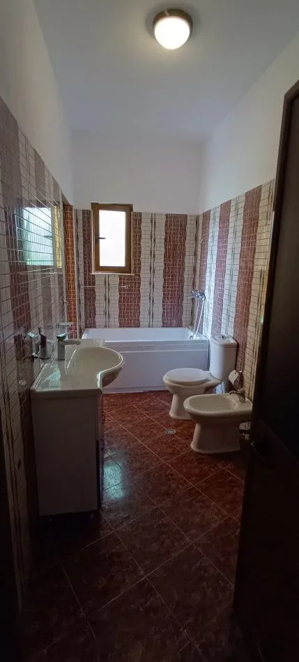 Tirane, jepet me qera Vile 3+1 Kati 2, 176 m² 600 € (ali demi)