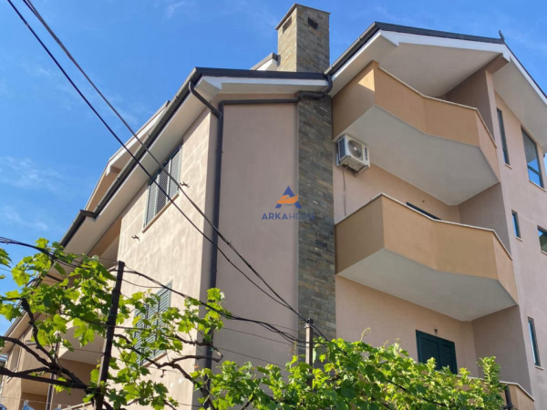 Tirane, jepet me qera Vile 3 Katshe Kati 4, 300 m² 2.700 € (PRANË UET,PORCELAN)
