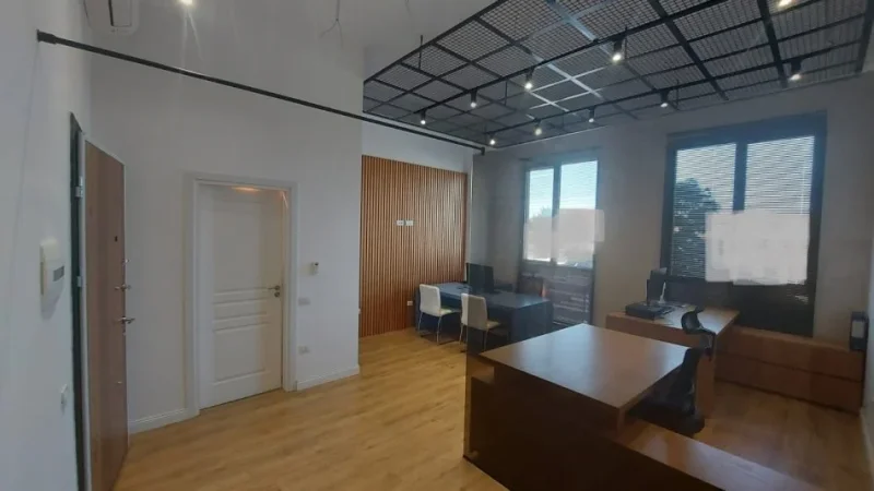 Tirane, shes ambjent biznesi Kati 3, 42 m² 105.000 € (Kongresi i Manastirit)