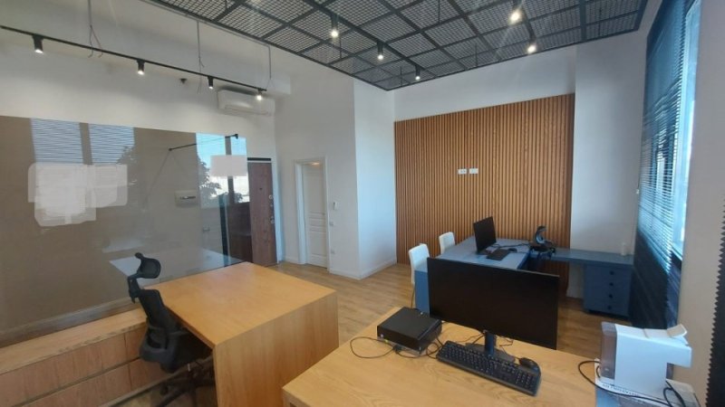 Tirane, shes ambjent biznesi Kati 3, 42 m² 105.000 € (Kongresi i Manastirit)