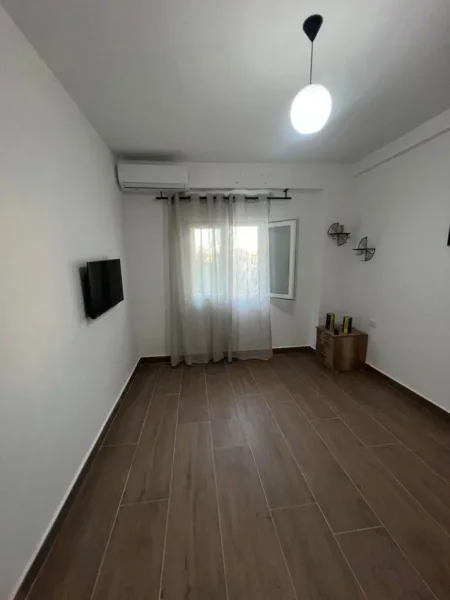 Tirane, jepet me qera apartament 1+1 Kati 3, 500 € 