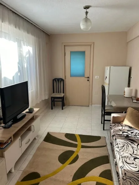 Tirane, jepet me qera apartament 1+1 Kati 1, 70 m² 410 € (pazari i ri)