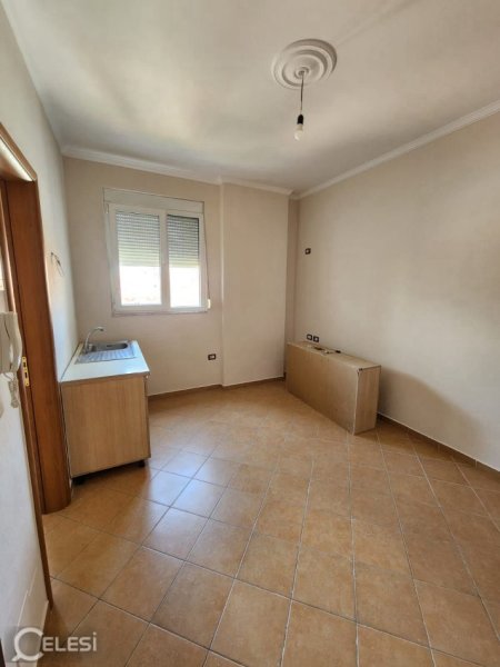 Tirane, jepet me qera apartament 1+1+Ballkon Kati 4, 25 m² 350 € (PAZARI I RI)