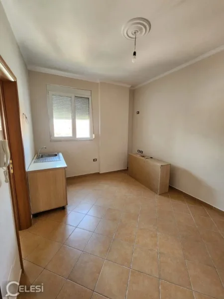 Tirane, jepet me qera apartament 1+1+Ballkon Kati 4, 25 m² 350 € (PAZARI I RI)