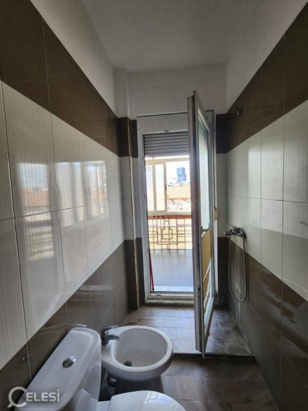 Tirane, jepet me qera apartament 1+1+Ballkon Kati 4, 25 m² 350 € (PAZARI I RI)