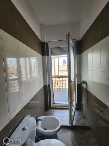 Tirane, jepet me qera apartament 1+1+Ballkon Kati 4, 25 m² 350 € (PAZARI I RI)