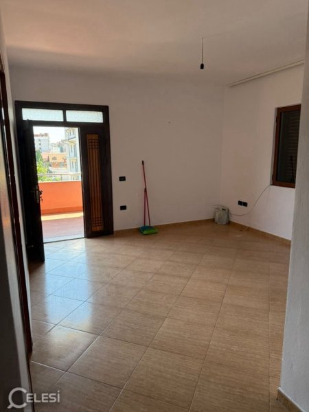 Tirane, jepet me qera apartament 3+1+Ballkon Kati 4, 120 m² 450 € (SIRI KODRA)