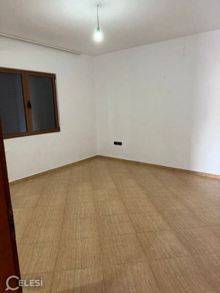Tirane, jepet me qera apartament 3+1+Ballkon Kati 4, 120 m² 450 € (SIRI KODRA)