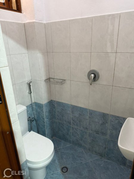 Tirane, jepet me qera apartament 3+1+Ballkon Kati 4, 120 m² 450 € (SIRI KODRA)