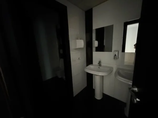 Tirane, jepet me qera zyre Kati 9, 210 m² 3.200 € (BLLOK)