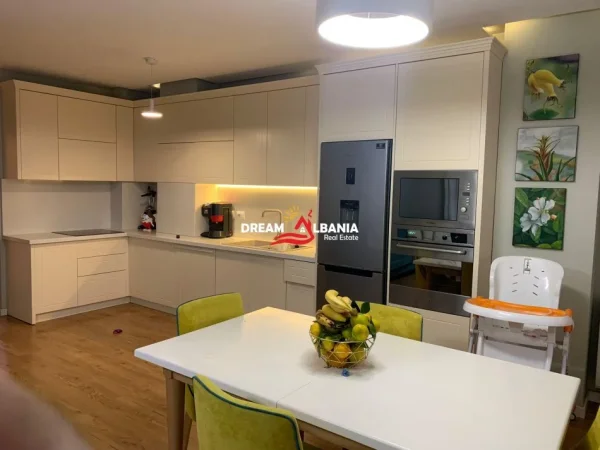 Tirane, jepet me qera apartament 2+1 , 100 m² 800 € 