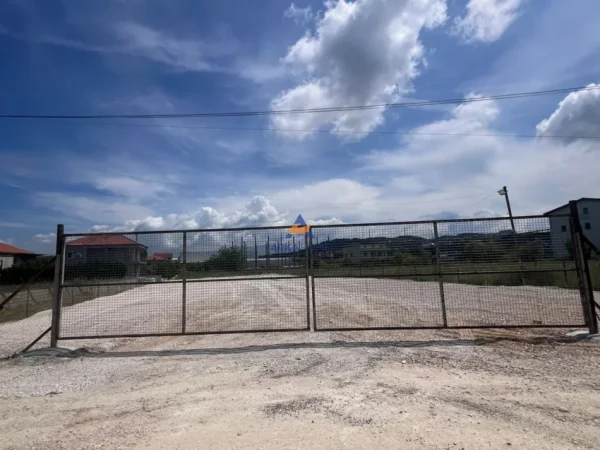 Tirane, jepet me qera toke , 1.500 m² (VORE)