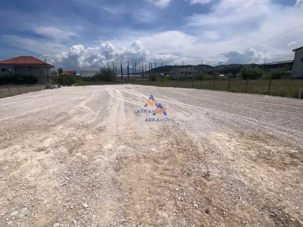 Tirane, jepet me qera toke , 1.500 m² (VORE)