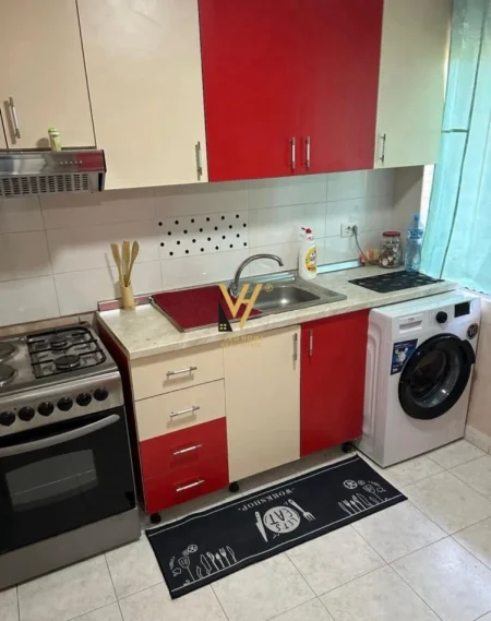 Tirane, jepet me qera apartament 1+1+Ballkon Kati 1, 60 m² 410 € (RRUGA VELLEZERIT HUTA)