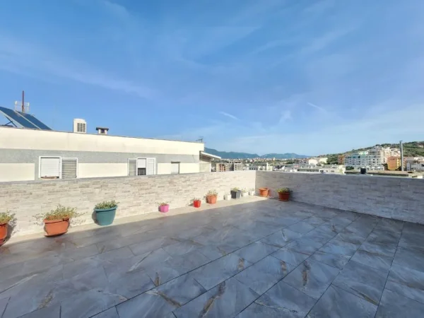 Tirane, shitet apartament 2+1+Ballkon Kati 5, 174 m² 330.000 € (Liqeni i Thate)