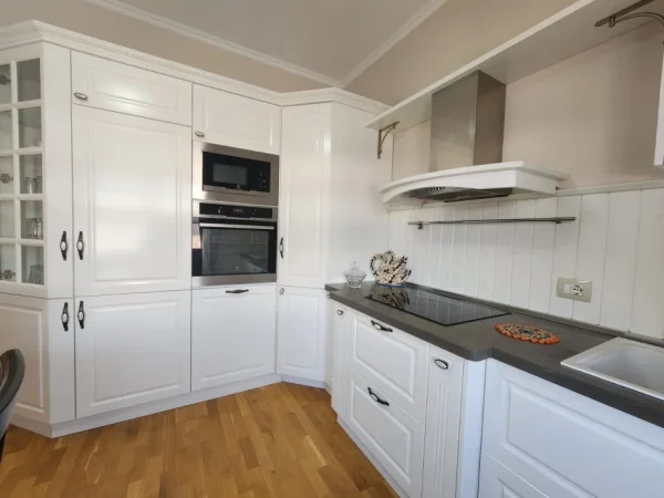 Tirane, shitet apartament 2+1+Ballkon Kati 5, 174 m² 330.000 € (Liqeni i Thate)